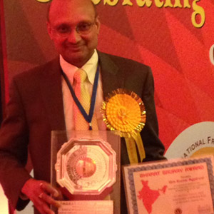 Shiv Aggarwal receives award in India