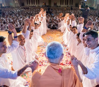 BAPS Shri Swaminarayan Mandir welcomes Mahant Swami Maharaj and celebrates 10th anniversary