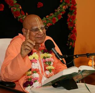 Shrila Maharaj gives discourses on the Shrimad Bhagavatam