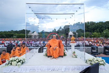 08_17_AT-BAPS-Swami-in-Glass.jpg