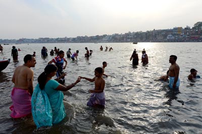 02_14-Travel-Banaras-RitualsAtGhats.jpg