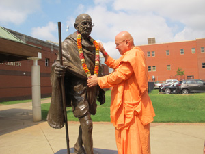 09_17_AT-Swami-garlanding-Gandhi-statue.jpg