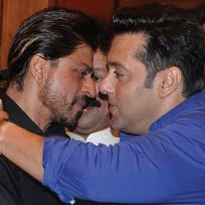 Shah Rukh, Salman repeat Iftar hug