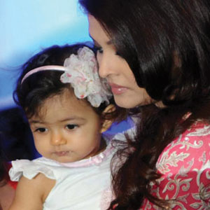 Aaradhya Bachchan steals the show on mom’s birthday