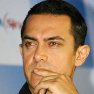 Aamir Khan might play Anna Hazare in a ﬁlm