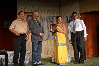 Sarita Joshi honored in Atlanta at performance of "Tu Chhe Lajawab"