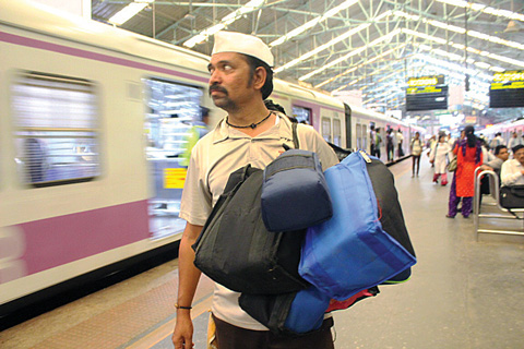 09_19_CvrStory-dabbawala-on-the-go.jpg