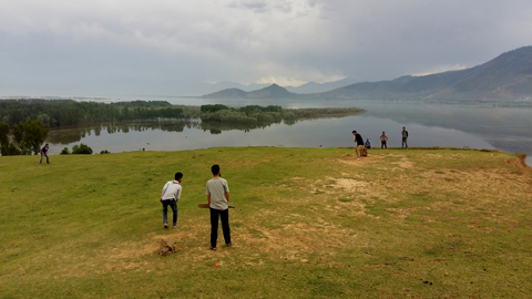 06_19_CvrStry-Cricket-in-Kashmir.jpg