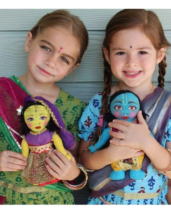 04_19_AT-Chantlanta-RadhaKrishna-Dolls.jpg