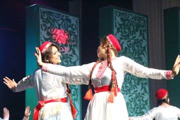 08_17_AT-AgaKhan_dancers.jpg