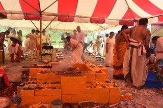ChinInaug_tent0604_320.jpg