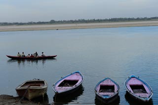02_14-Travel-Banaras-BoatsAtGhats.jpg
