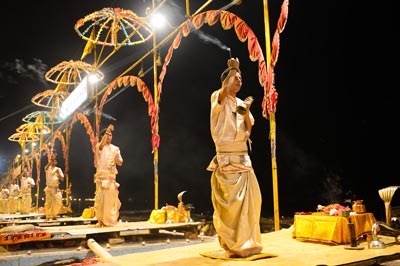 02_14-Travel-BanarasMassAarti.jpg